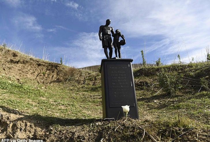 agrandeartedeserfeliz.com - Após 2 anos, Kobe Bryant e sua filha são imortalizados com uma estátua no local do acidente