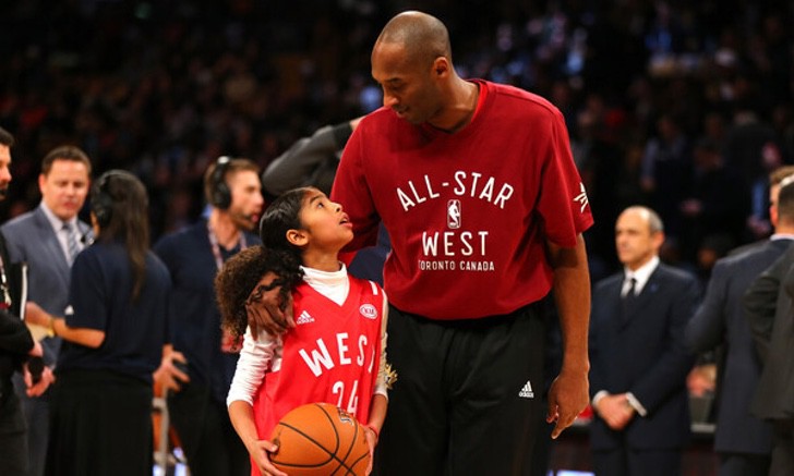 agrandeartedeserfeliz.com - Após 2 anos, Kobe Bryant e sua filha são imortalizados com uma estátua no local do acidente