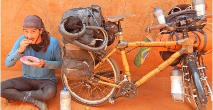 Com uma bike de bambu, brasileiro viaja o mundo há 15 anos e já percorreu 50 mil km