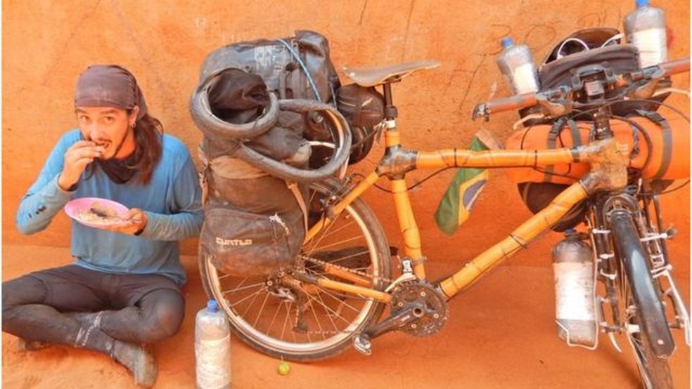 agrandeartedeserfeliz.com - Com uma bike de bambu, brasileiro viaja o mundo há 15 anos e já percorreu 50 mil km