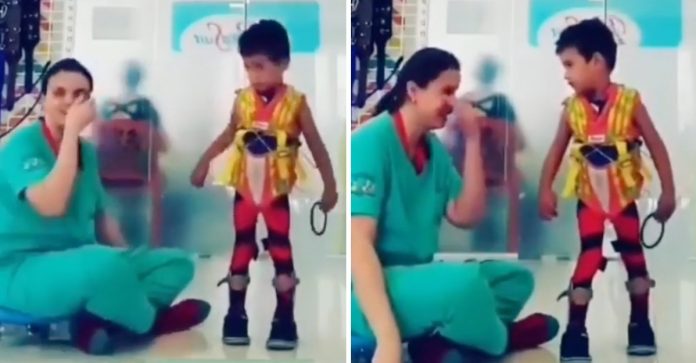 Terapeuta chora de alegria ao ver que seu pequeno paciente com deficiência voltou a andar [VIDEO]