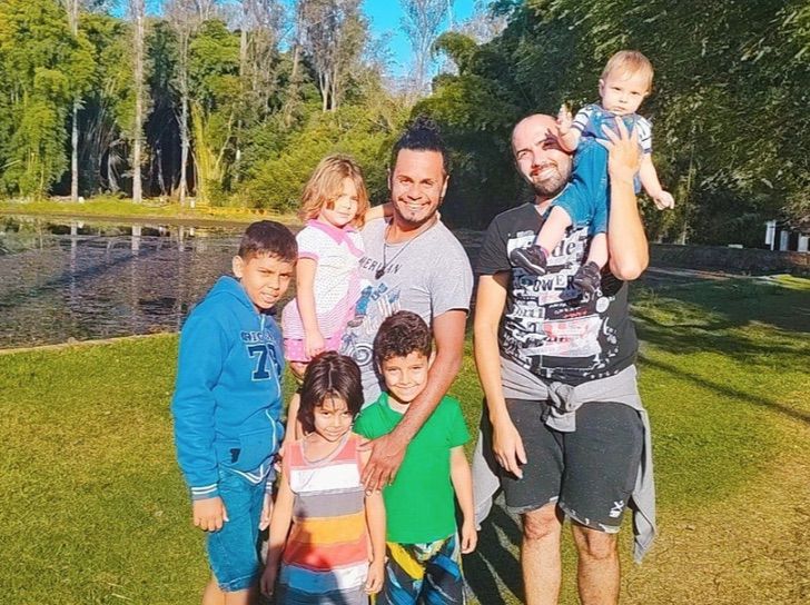 agrandeartedeserfeliz.com - Casal gay adota 5 irmãos abandonados em abrigo: "O amor é um ato de coragem"