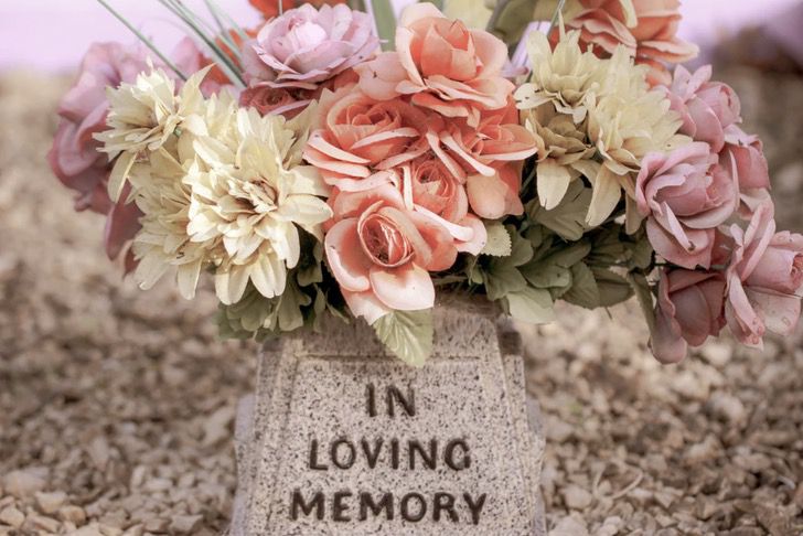 agrandeartedeserfeliz.com - Ladrão rouba coração gigante de cemitério e o usa como presente do Dia dos Namorados nos EUA