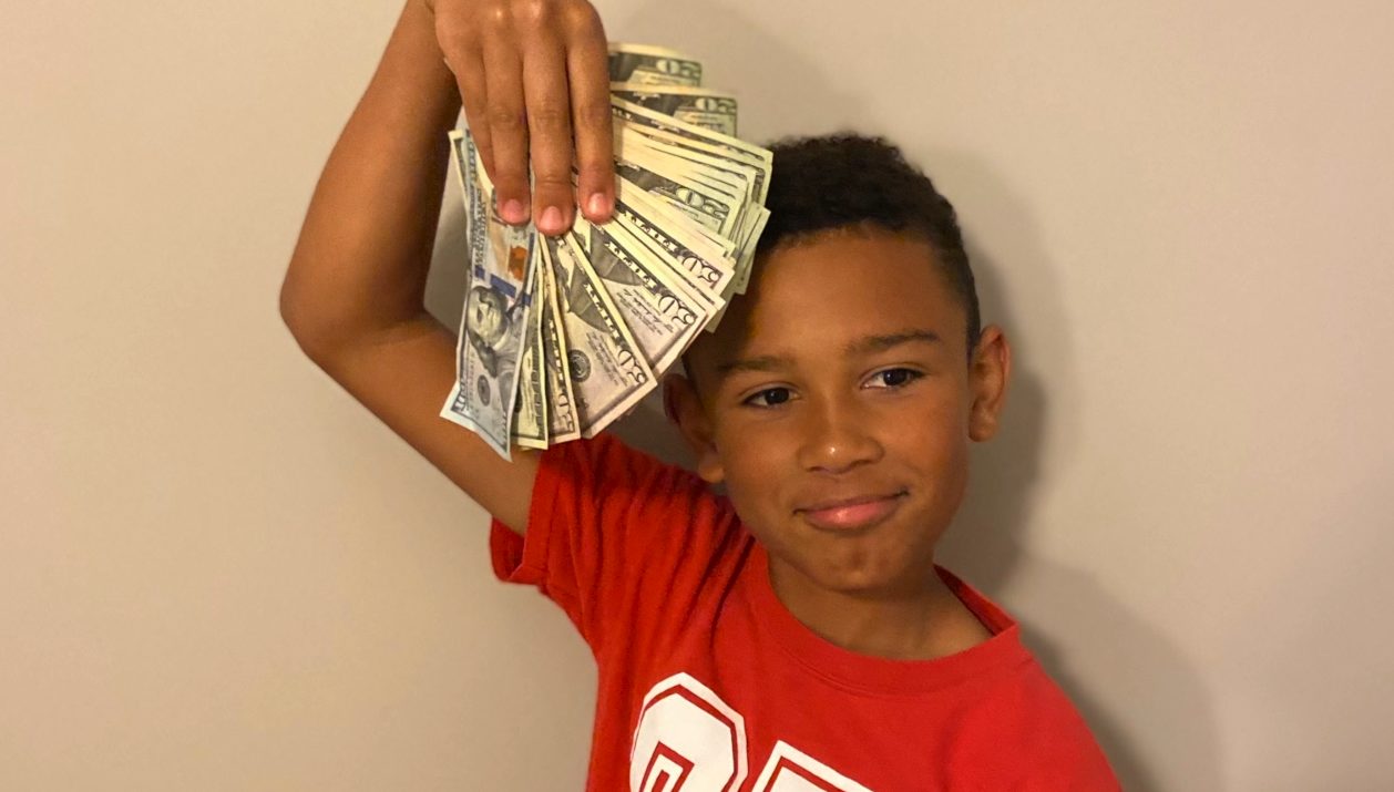 agrandeartedeserfeliz.com - Menino de 9 anos encontra mais de R$ 25 mil enquanto limpava o carro da família nos EUA