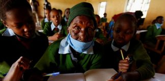 Queniana de 99 anos volta à escola para dar exemplo aos bisnetos e sonha se tornar médica