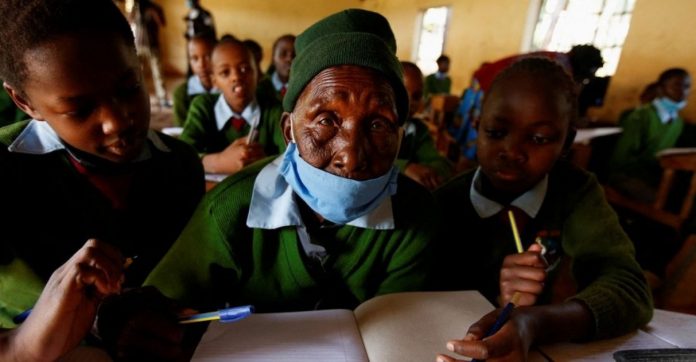 Queniana de 99 anos volta à escola para dar exemplo aos bisnetos e sonha se tornar médica