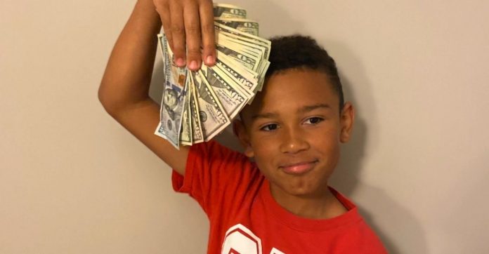 Menino de 9 anos encontra mais de R$ 25 mil enquanto limpava o carro da família nos EUA