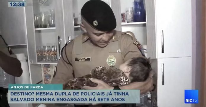 Policiais interrompem audiência judicial para salvar vida de bebê engasgada [VIDEO]