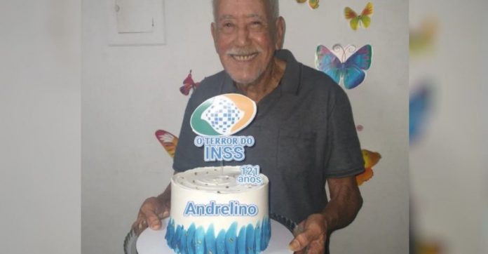 “O terror do INSS”: idoso comemora 121 anos com bolo temático em Aparecida de Goiânia (GO)