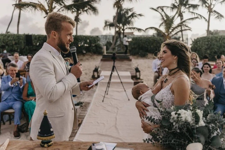 agrandeartedeserfeliz.com - Mãe amamenta seu bebê durante casamento enquanto diz 'sim' ao futuro marido [VIDEO]