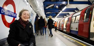 Mulher vai à estação de trem todos os dias para ouvir a voz do falecido marido em anúncio