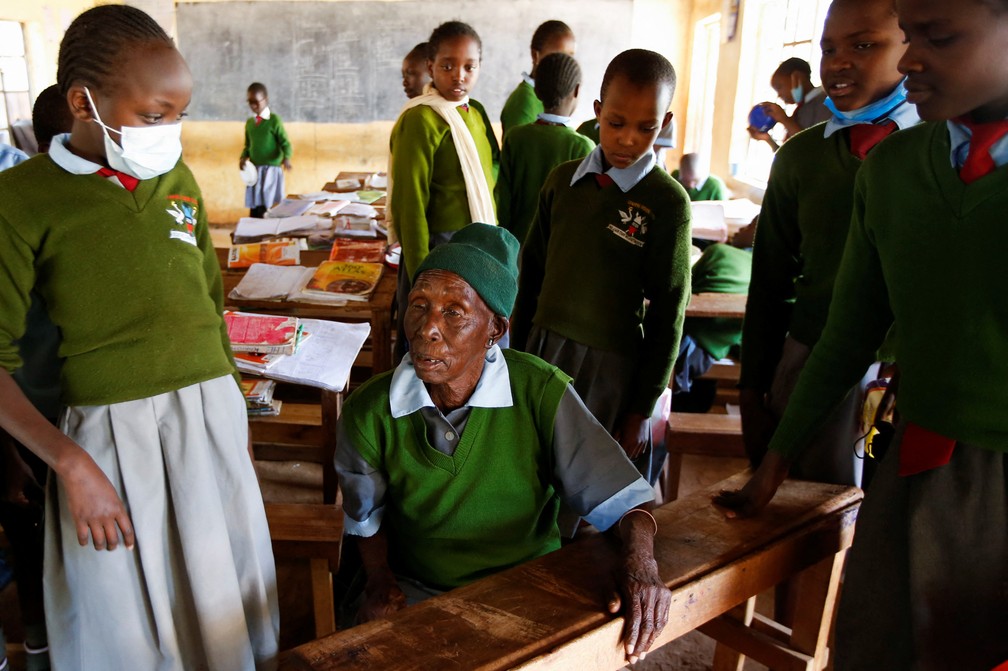 agrandeartedeserfeliz.com - Queniana de 99 anos volta à escola para dar exemplo aos bisnetos e sonha se tornar médica
