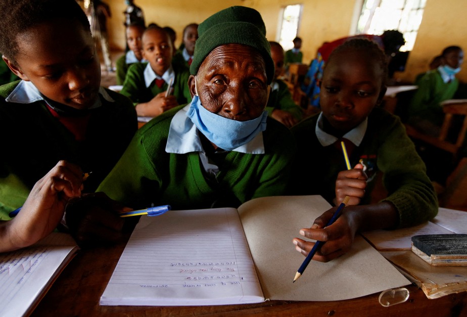 agrandeartedeserfeliz.com - Queniana de 99 anos volta à escola para dar exemplo aos bisnetos e sonha se tornar médica