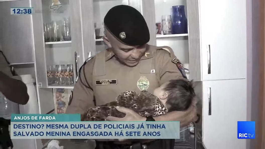 agrandeartedeserfeliz.com - Policiais interrompem audiência judicial para salvar vida de bebê engasgada [VIDEO]