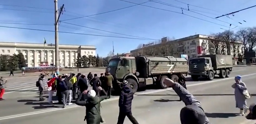 agrandeartedeserfeliz.com - Ucranianos forçam caminhões da Rússia a fugir enquanto protestam contra invasão do país