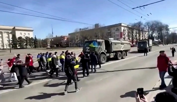 agrandeartedeserfeliz.com - Ucranianos forçam caminhões da Rússia a fugir enquanto protestam contra invasão do país