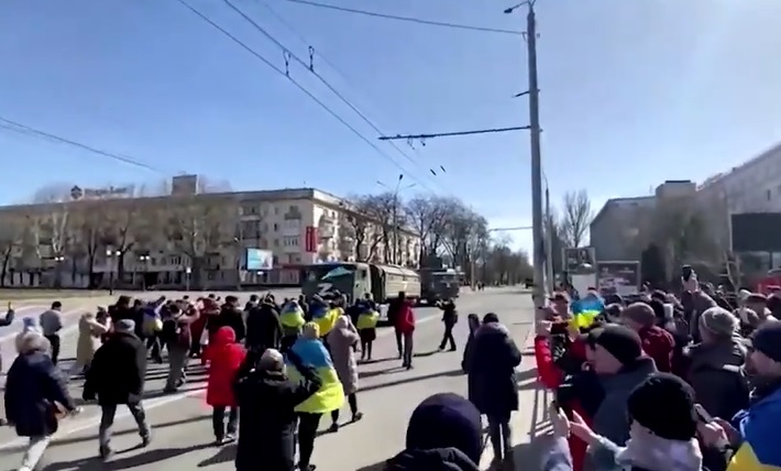 agrandeartedeserfeliz.com - Ucranianos forçam caminhões da Rússia a fugir enquanto protestam contra invasão do país