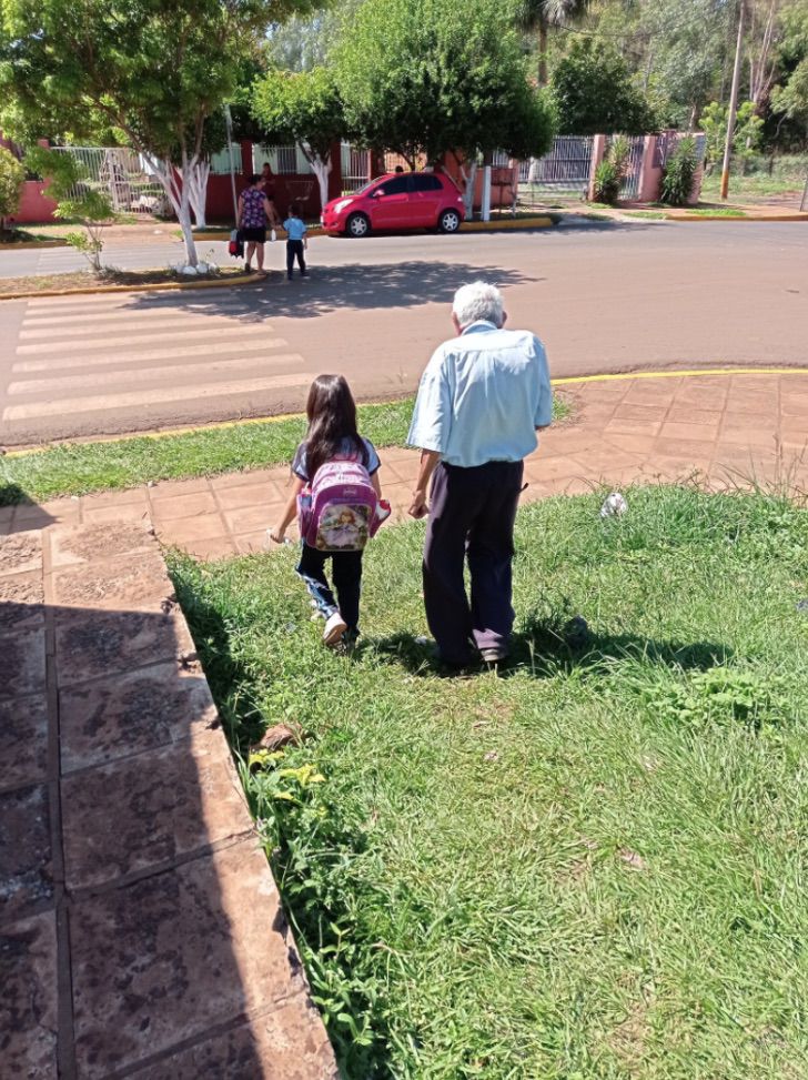 agrandeartedeserfeliz.com - Idoso de 88 anos acompanha a bisneta até a escola todos os dias e aguarda até ela sair