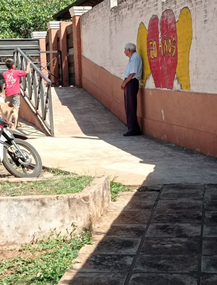 agrandeartedeserfeliz.com - Idoso de 88 anos acompanha a bisneta até a escola todos os dias e aguarda até ela sair