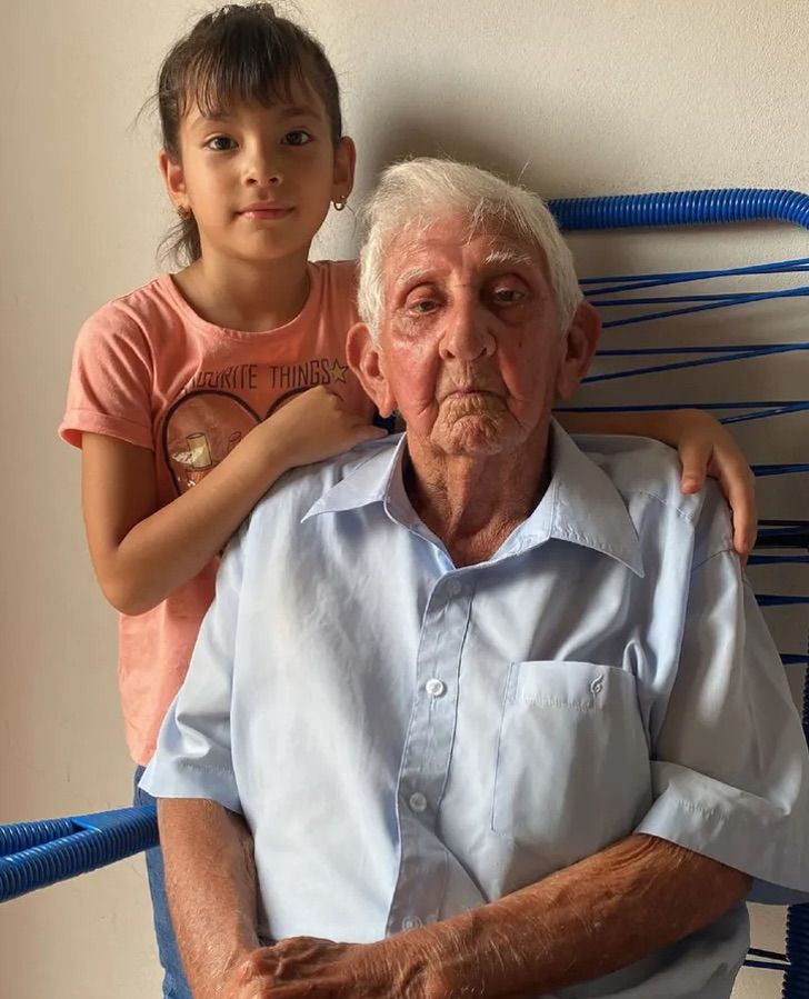 agrandeartedeserfeliz.com - Idoso de 88 anos acompanha a bisneta até a escola todos os dias e aguarda até ela sair