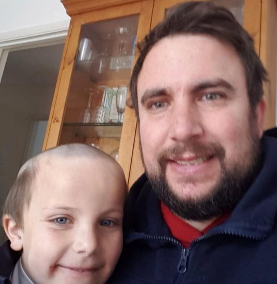 agrandeartedeserfeliz.com - Menino de 5 anos conquista web ao pedir corte de cabelo "igual do avô"