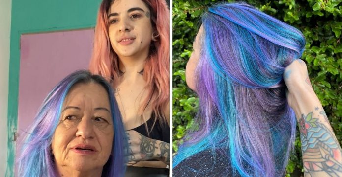 Filha viraliza ao pintar cabelo da mãe com as cores roxo e azul: ‘Ficou chique!’ [VIDEO]
