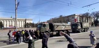Ucranianos forçam caminhões da Rússia a fugir enquanto protestam contra invasão do país