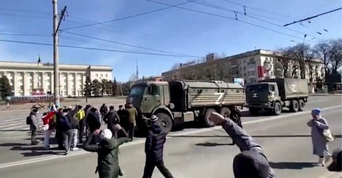 Ucranianos forçam caminhões da Rússia a fugir enquanto protestam contra invasão do país