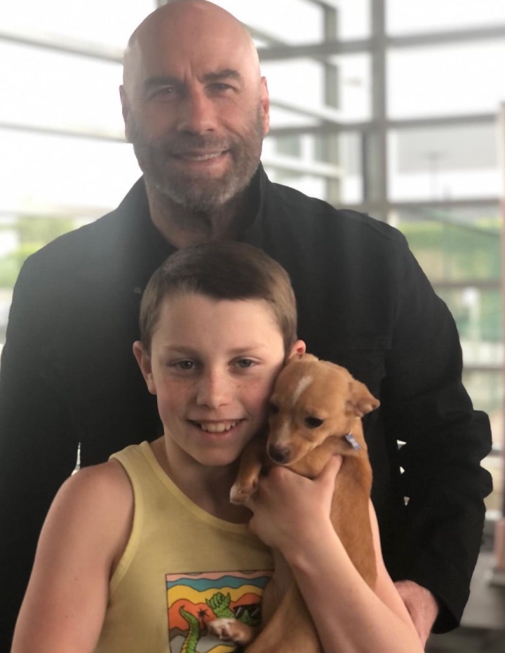 agrandeartedeserfeliz.com - Incentivado pelo filho, John Travolta adota cãozinho que foi apresentado por Jamie Lee Curtis no Oscar