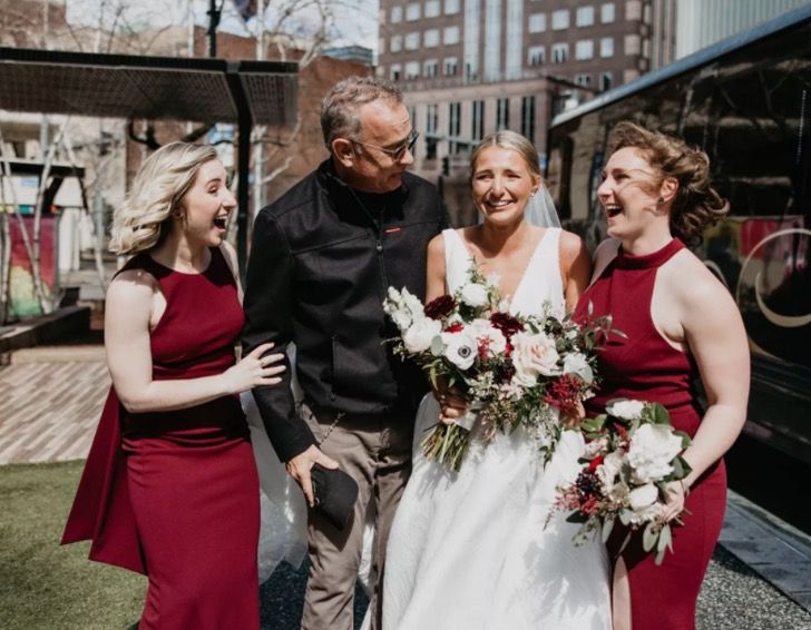 agrandeartedeserfeliz.com - “Posso tirar uma foto com você?”: Tom Hanks aparece em casamento e comemora com a noiva