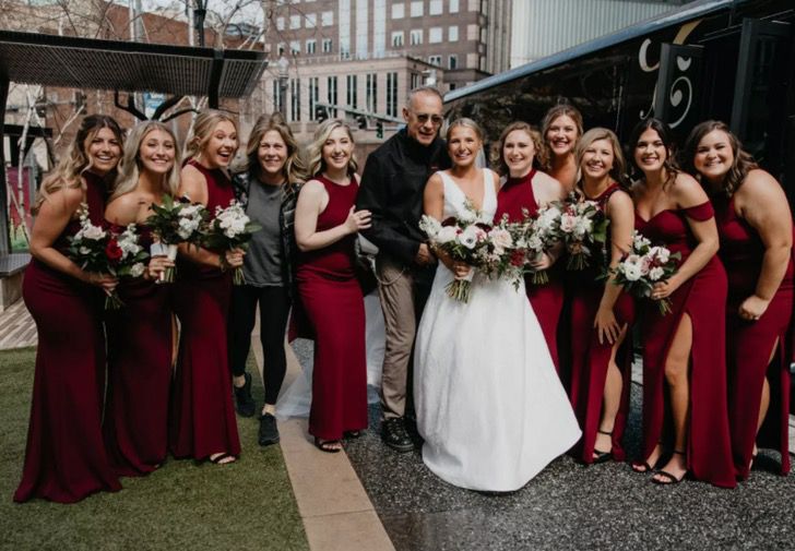 agrandeartedeserfeliz.com - “Posso tirar uma foto com você?”: Tom Hanks aparece em casamento e comemora com a noiva
