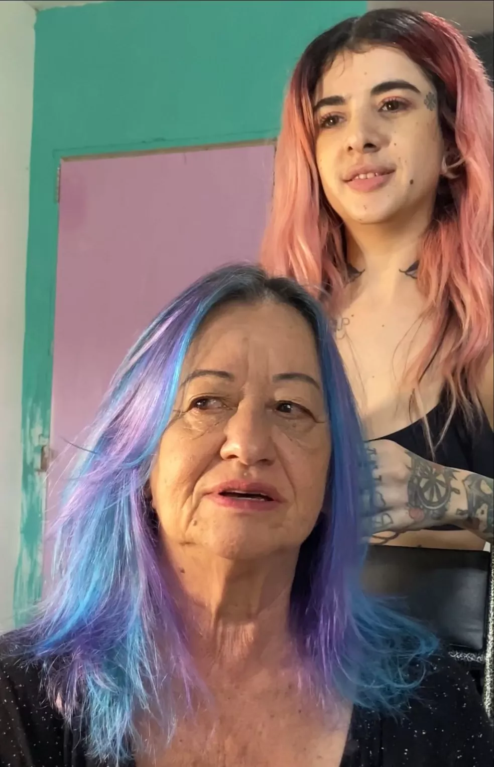 agrandeartedeserfeliz.com - Filha viraliza ao pintar cabelo da mãe com as cores roxo e azul: 'Ficou chique!' [VIDEO]