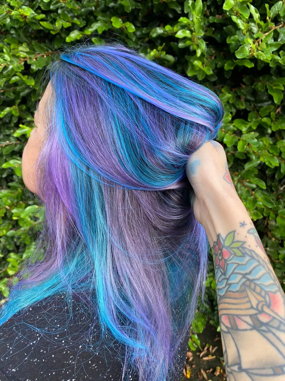 agrandeartedeserfeliz.com - Filha viraliza ao pintar cabelo da mãe com as cores roxo e azul: 'Ficou chique!' [VIDEO]