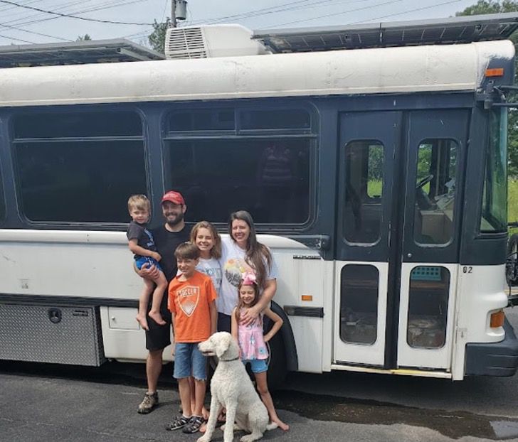 agrandeartedeserfeliz.com - Pai heroico entra sem hesitar em um ônibus em chamas para salvar seus filhos