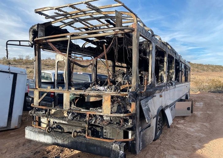 agrandeartedeserfeliz.com - Pai heroico entra sem hesitar em um ônibus em chamas para salvar seus filhos