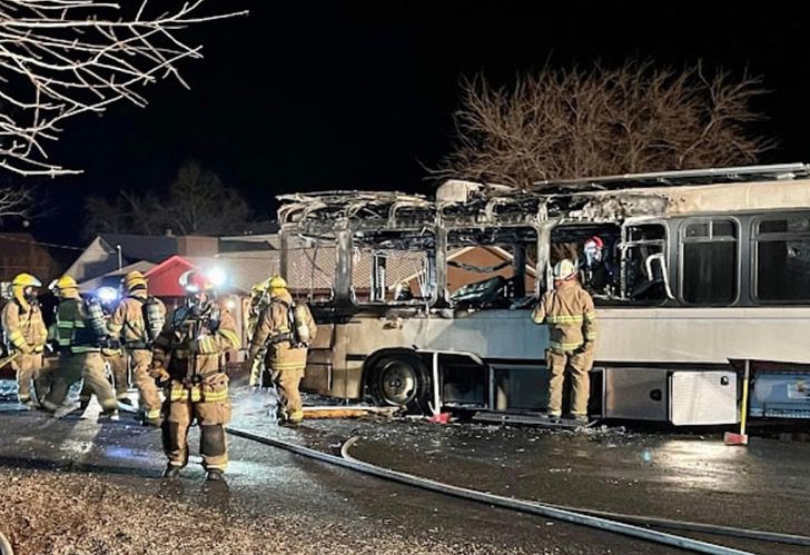 agrandeartedeserfeliz.com - Pai heroico entra sem hesitar em um ônibus em chamas para salvar seus filhos