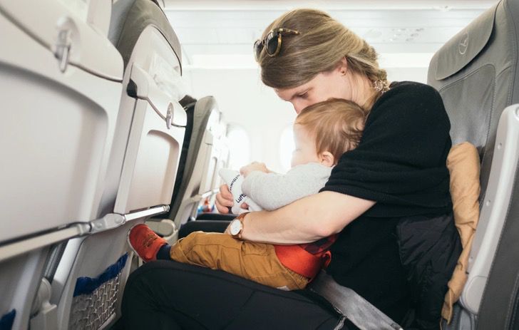 agrandeartedeserfeliz.com - Pais entregam carta com doces a passageiro de voo como pedido de desculpas pelo choro do bebê