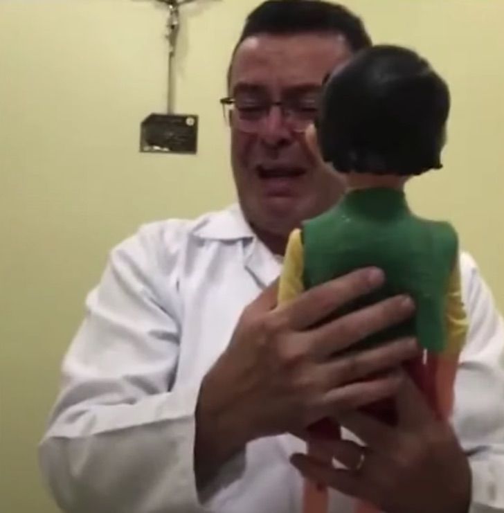 agrandeartedeserfeliz.com - Filho realiza sonho de infância do pai ao presenteá-lo com um antigo boneco do Pinóquio