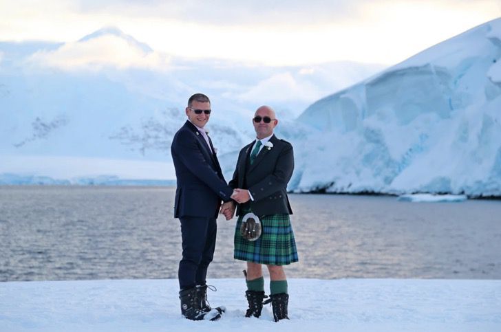 agrandeartedeserfeliz.com - Casal de marinheiros se casa na Antártida após 20 anos viajando juntos: "Era o lugar perfeito"