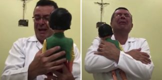 Filho realiza sonho de infância do pai ao presenteá-lo com um antigo boneco do Pinóquio