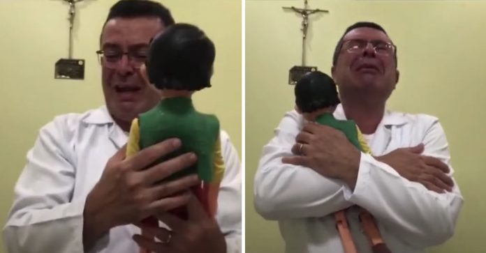 Filho realiza sonho de infância do pai ao presenteá-lo com um antigo boneco do Pinóquio