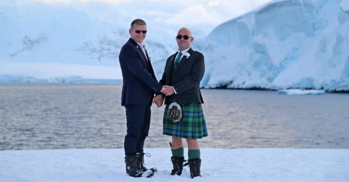Casal de marinheiros se casa na Antártida após 20 anos viajando juntos: “Era o lugar perfeito”