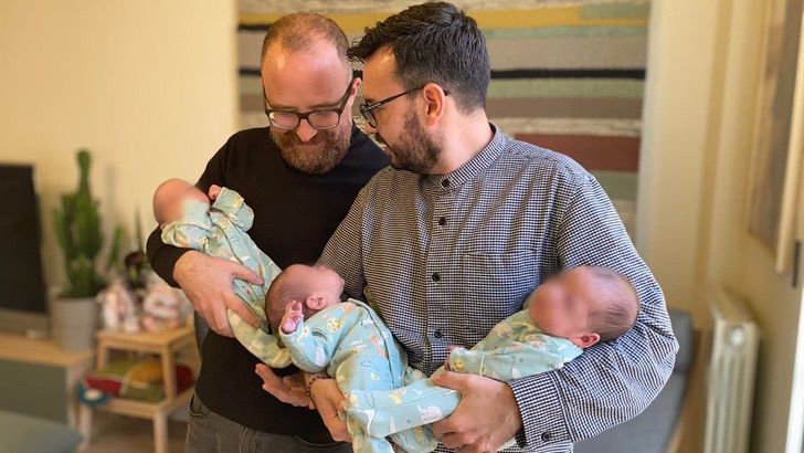 agrandeartedeserfeliz.com - Casal gay consegue adotar trigêmeos 15 meses após decidirem ser pais: 'Sonho realizado'