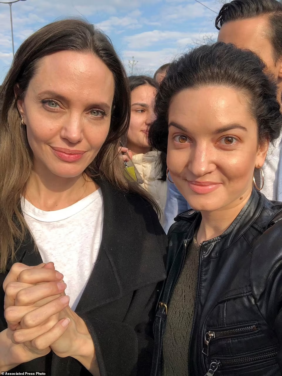 agrandeartedeserfeliz.com - Angelina Jolie faz visita surpresa à Ucrânia e é "recebida" com sirenes de ataques aéreos russos