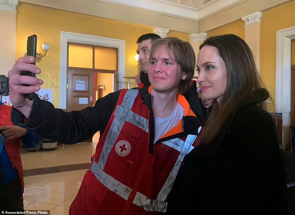 agrandeartedeserfeliz.com - Angelina Jolie faz visita surpresa à Ucrânia e é "recebida" com sirenes de ataques aéreos russos