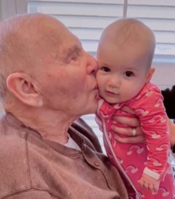 agrandeartedeserfeliz.com - Vovô com Alzheimer que passou meses em silêncio conhece a neta e diz "Eu Te Amo" [VIDEO]