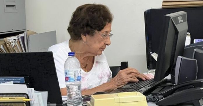 “Ela tem 97 anos e não pensa em se aposentar”: neta homenageia avó que segue ativa apesar da idade