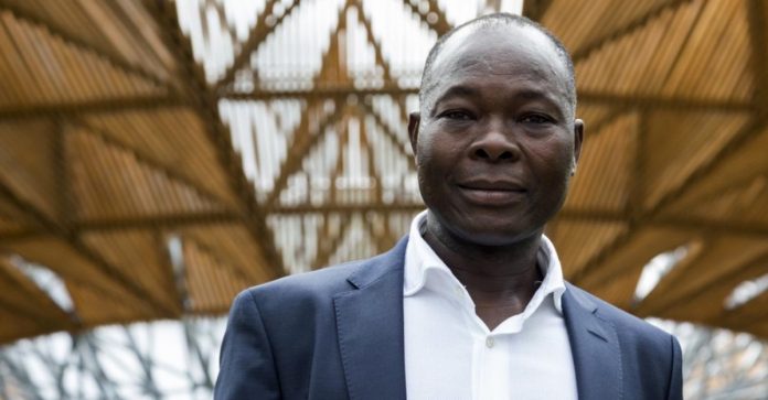 Pela 1ª vez na história, arquiteto negro, que projeta escolas na África, ganha “Prêmio Nobel” da Arquitetura