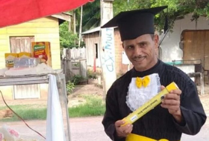 Vendedor de pipoca, Samuel se forma na faculdade aos 52 anos