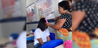 “Ela falou que se achava feia”: Secretária de escola apoia menina vítima de bullying com “dia de beleza”